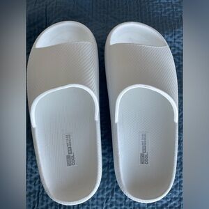 32 Degrees Cool White ladies size M (7.5-8.5) slides. Excellent condition.